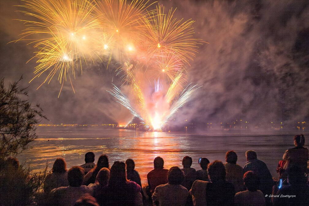 Martigues en photos - Feu d'artifice fête Vénitienne à Martigues Le spectacle pyrotechnique est tiré sur l'étang de Berre.
Les spectateurs profitent des espaces verts du jardin de la Rode.  | GBopassions Photos