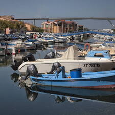 Photo : Martigues en photos -  Le port dans l'île, le pont bleu en forme d' accent circonflexe pour les piétons.