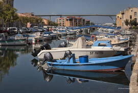 Photo : Photos de la ville de Martigues -  Le port dans l'île, le pont bleu en forme d' accent circonflexe pour les piétons.