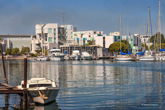 Photo : GBopassions Photos -  La mairie de Martigues côté Canal