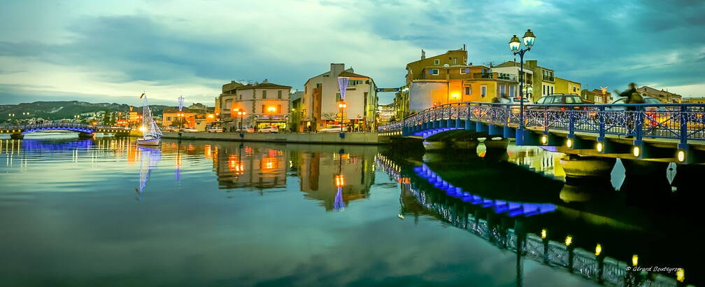 Martigues en photos - Panorama des ponts bleus Composé de sept  photos, cette composition élargie la vision des ponts bleus et du quai Kleber .
Le bateau illuminé n'est présent que pour les fêtes de fin d'année. | GBopassions Photos