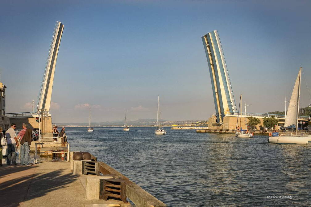 Photo : Tag Martigues - Pont routier basculant de Martigues Au centre de la ville le pont enjambe le canal Gallifet, il s'ouvre pour permettre aux bateaux de rejoindre l'étang de Berre.