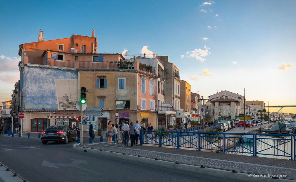 Photo : Tag Venise Provençale - Martigues  le canal de baussengues Le soleil se couche sur le canal de baussengue, à droite la mairie de Martigues.<br />
Au fond le pont autoroutier qui enjambe le canal de Caronte pour relier Marseille à Fos sans passer par le centre ville.