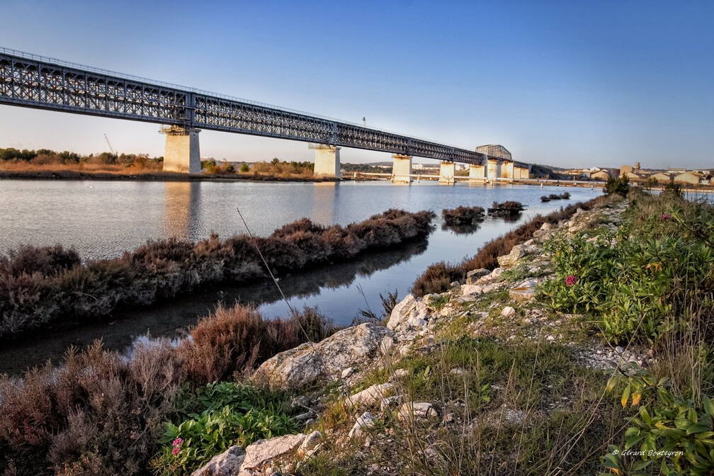 Martigues en photos - Pont ferroviaire de Caronte treillis Le pont ferroviaire de Caronte est un pont en treillis en acier.
Sa longueur est de 972 mètres.
Il permet à la ligne de chemin de fer de franchir le Chenal de Caronte qui relie la mer méditerranée  à l'étang de Berre.
 | GBopassions Photos