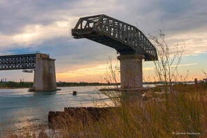 Photo : GBopassions Photos -  Martigues: Le pont tournant de Caronte ouvert