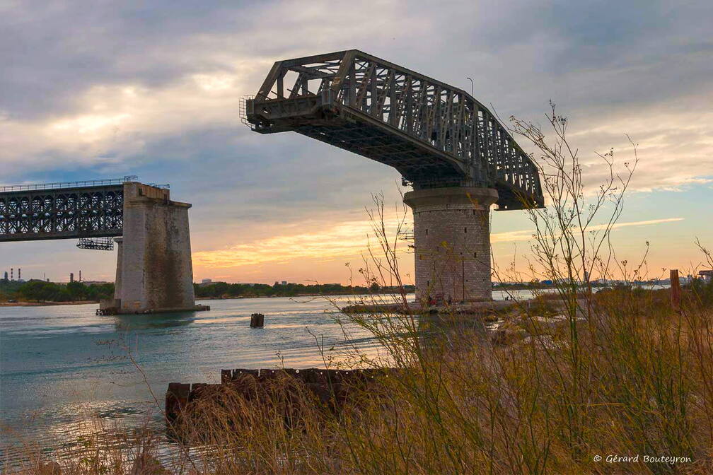 Photo : Photos de la ville de Martigues -  Martigues: Le pont tournant de Caronte ouvert