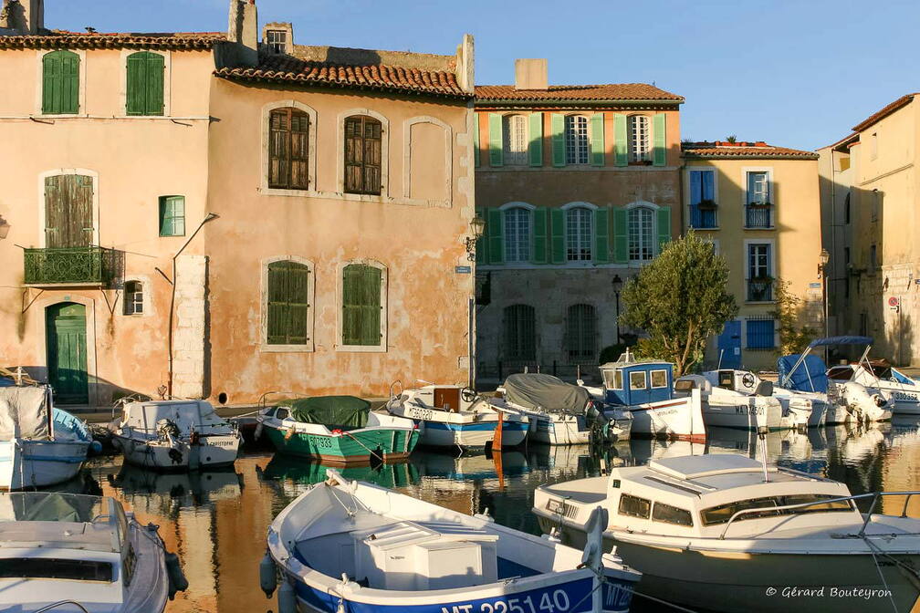 Photos de la ville de Martigues -  Quai de la poterne  Dans l'ile maison à chapeau de gendarme. | GBopassions Photos