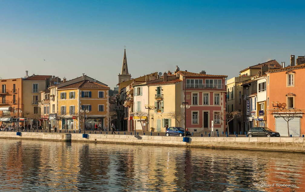   - Martigues  le canal de baussengues Le soleil se couche sur le canal de baussengue, à droite la mairie de Martigues.
Au fond le pont autoroutier qui enjambe le canal de Caronte pour relier Marseille à Fos sans passer par le centre ville. | GBopassions Photos