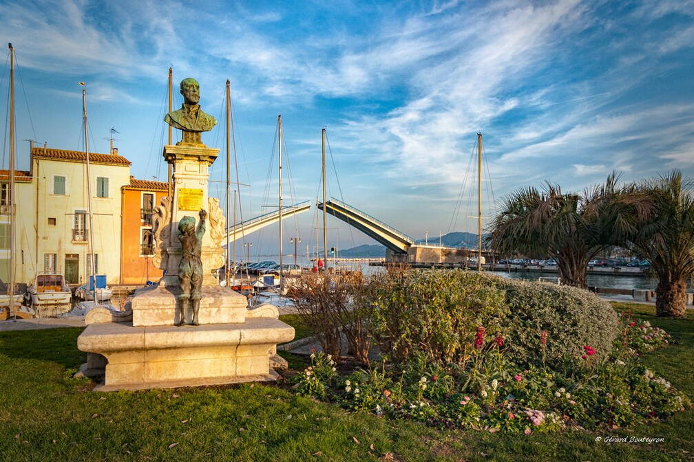   - Sculture Hommage  Monument en hommage à Etienne Richaud.
A droite le Pont basculant de Martigues  s'ouvre pour que les bateaux accédent à l'étang de Berre. | GBopassions Photos