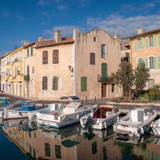 Photo : Martigues en photos -  La maison au toit en forme de bicorne.