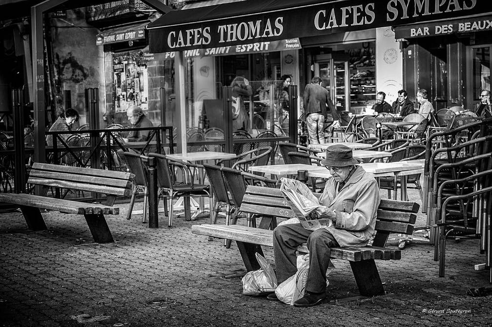 Portraits & scénes de rue en N&B - Lecture du journal du matin   Rue Ballainvilliers Clermont-Ferrand | GBopassions Photos