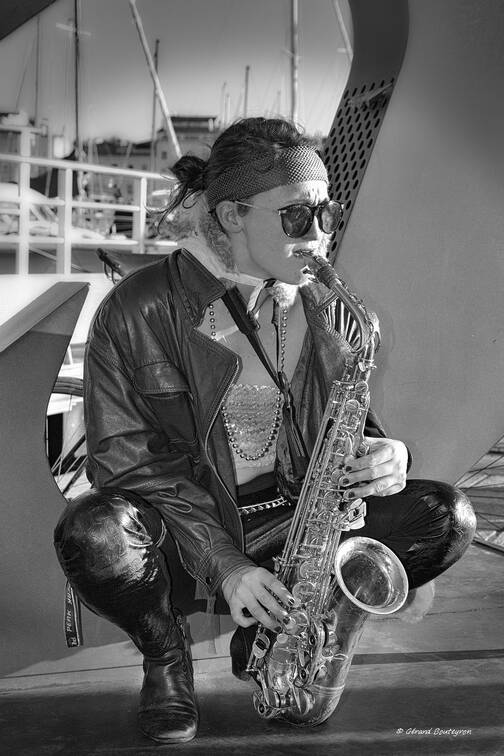 Portraits & scénes de rue en N&B - Mademoiselle joue du saxophone devant l'hôtel de Ville 