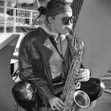 Photo : GBopassions Photos -  Mademoiselle joue du saxophone