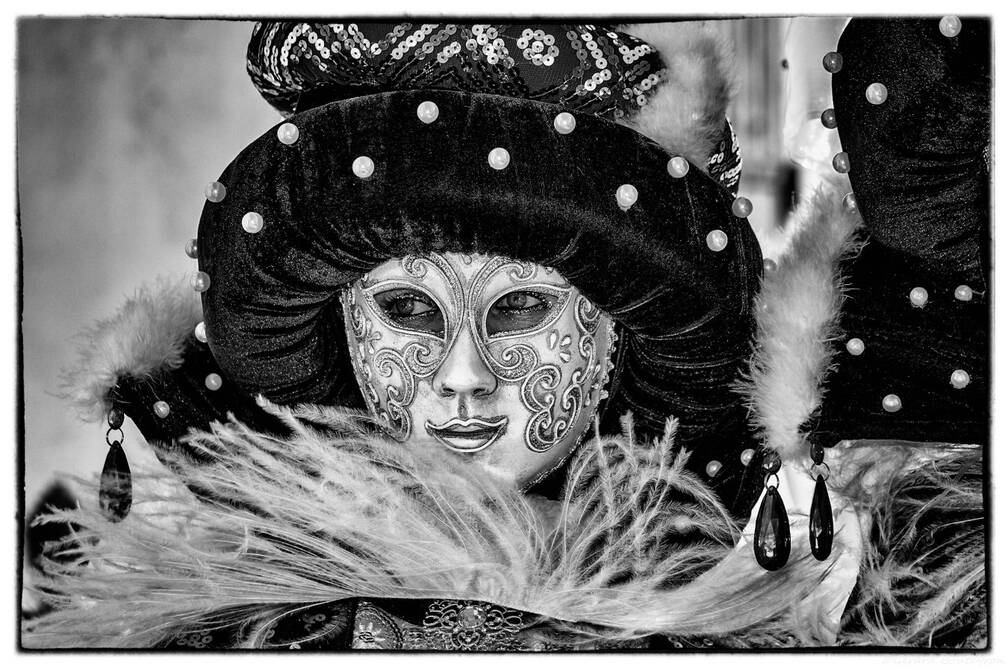 Photo : Accueil - Masque au chapeau avec des perles Un de mes premiers traitement noir et blanc depuis que j'ai abandonné la photo argentique.