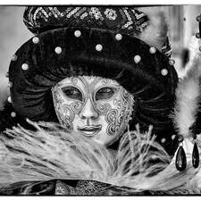 Photo : Portraits & scénes de rue en N&B -  Masque au chapeau avec des perles