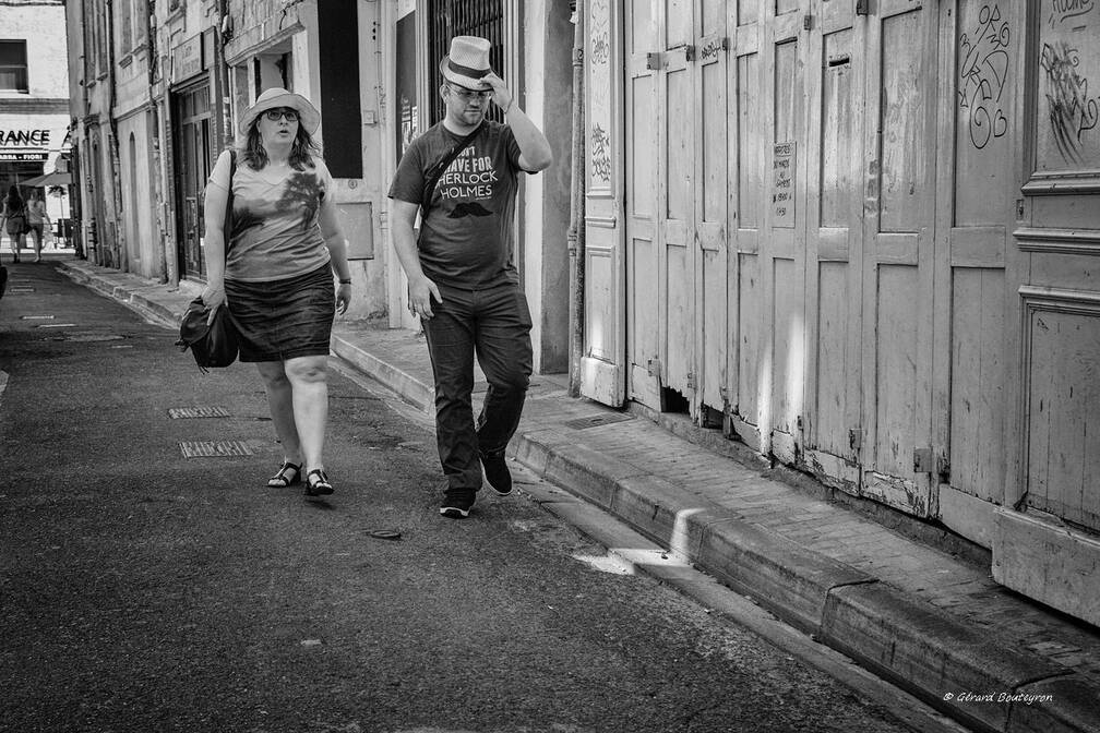 Portraits & scénes de rue en N&B - Promenade en couple dans Avignon  | GBopassions Photos