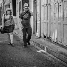 Photo : Portraits & scénes de rue en N&B -  Promenade en couple dans Avignon