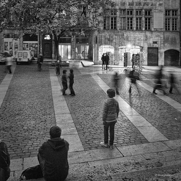 Photo : Portraits & scénes de rue en N&B -  Jeux d'enfants au crépuscule