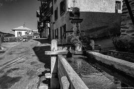 Photo : Paysages en Noir & Blanc -  Fontaine dans Saint-Véran