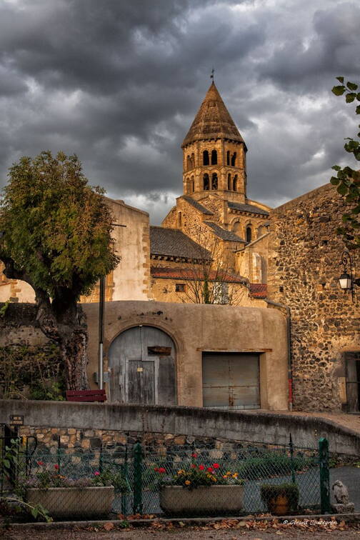 Paysages en couleur - Couleurs d'automne​ en Auvergne Une église près de Clermont Ferrand (j'ai oublié le nom de ce charmant village).
Peut-être Saint Saturnin ? | GBopassions Photos