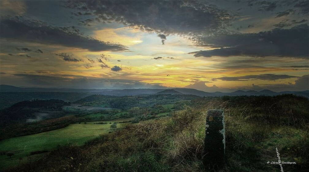 Photo : Tag Auvergne - Coucher de soleil sur Gergovie Au  sud de Clermont-Ferrand, le soleil se couche sur les monts d'auvergne.<br />
La photo est prise depuis le plateau de Gergovie<br />
