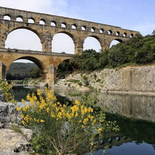 Pont-Du-Gard-Rive-Gardon.jpg