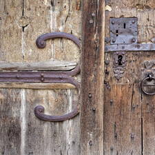 Photo : Ateliers sur le thème trois -  Portes de la basilisque notre dame à Orcival