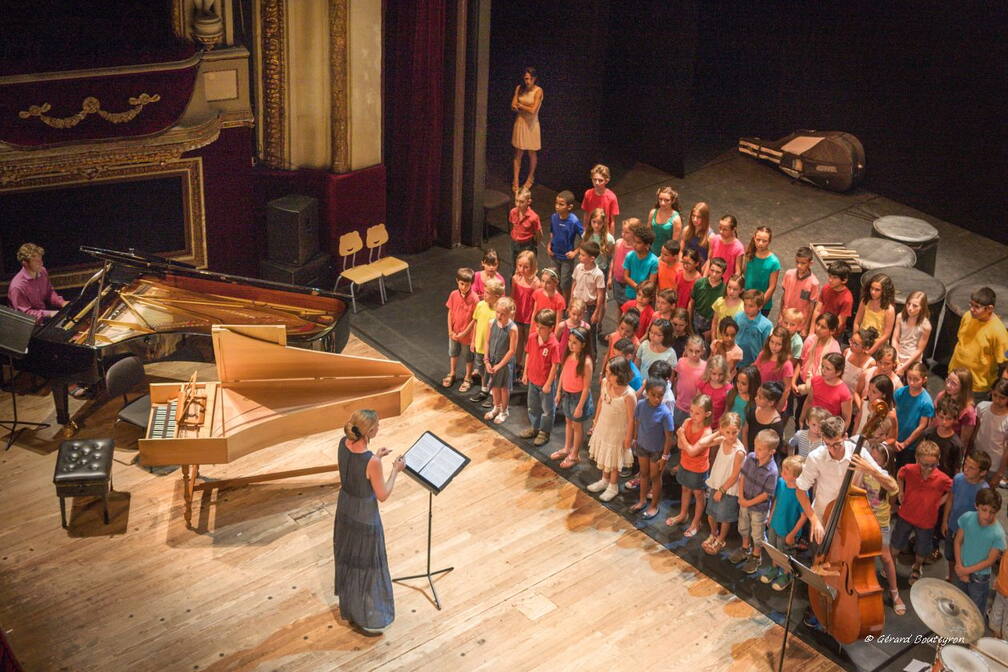 Photo : Sorties ou Ateliers en groupeAvignon Festival et Fête de la musique - Enfants à l'Opéra d'Avignon Une chorale d'enfants répète sur la scène de l'opéra.