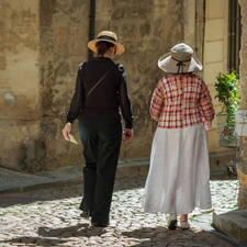 Photo : GBopassions Photos -  Deux dames aux chapeaux dans la rue ensoleillée