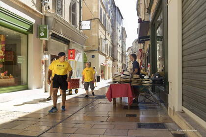 Photo : Avignon Festival et Fête de la musique -  Emile et le marchand de chapeaux