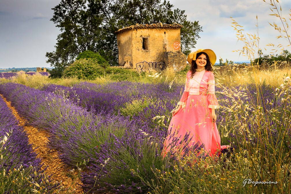 Photo : Sorties ou Ateliers en groupeA la rechreche des lavandes en fleurs - Une jeune américaine en costume vintage Passe des vaccances sur le plateau de valensol