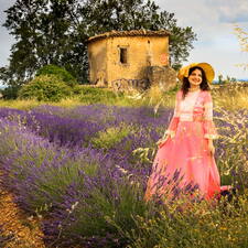 Photo : A la rechreche des lavandes en fleurs -  Une jeune américaine en costume vintage