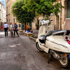 Photo : GBopassions Photos -  Mobilité à pied ou en scooter rétro