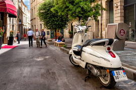 Photo : Mobilité et moyens de transport -  Mobilité à pied ou en scooter rétro