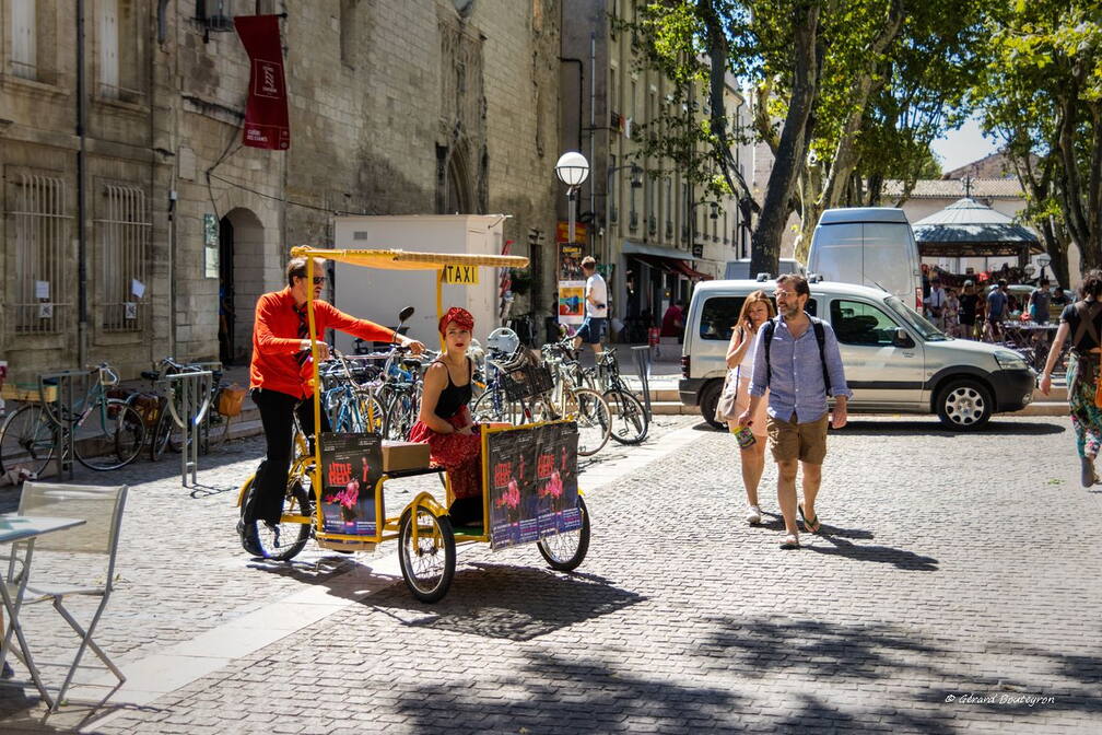 Mobilité et moyens de transport - Taxi, little Red Lors du festival en Avignon | GBopassions Photos