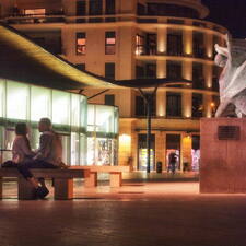 Photo : GBopassions Photos -  Couple devant la statue