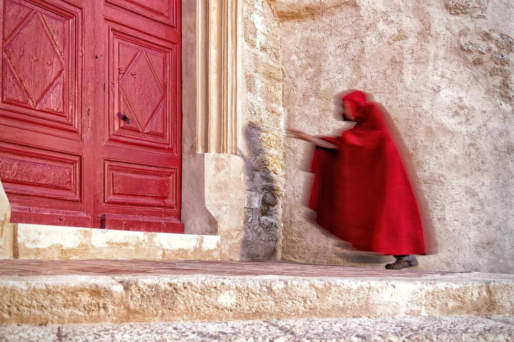   - Fantôme en mouvement Devant la porte de l'Église Notre Dame de Beauvoir | GBopassions Photos