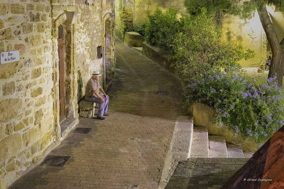 Photo : Sorties ou Ateliers en groupe -  Repos sur un banc de pierre